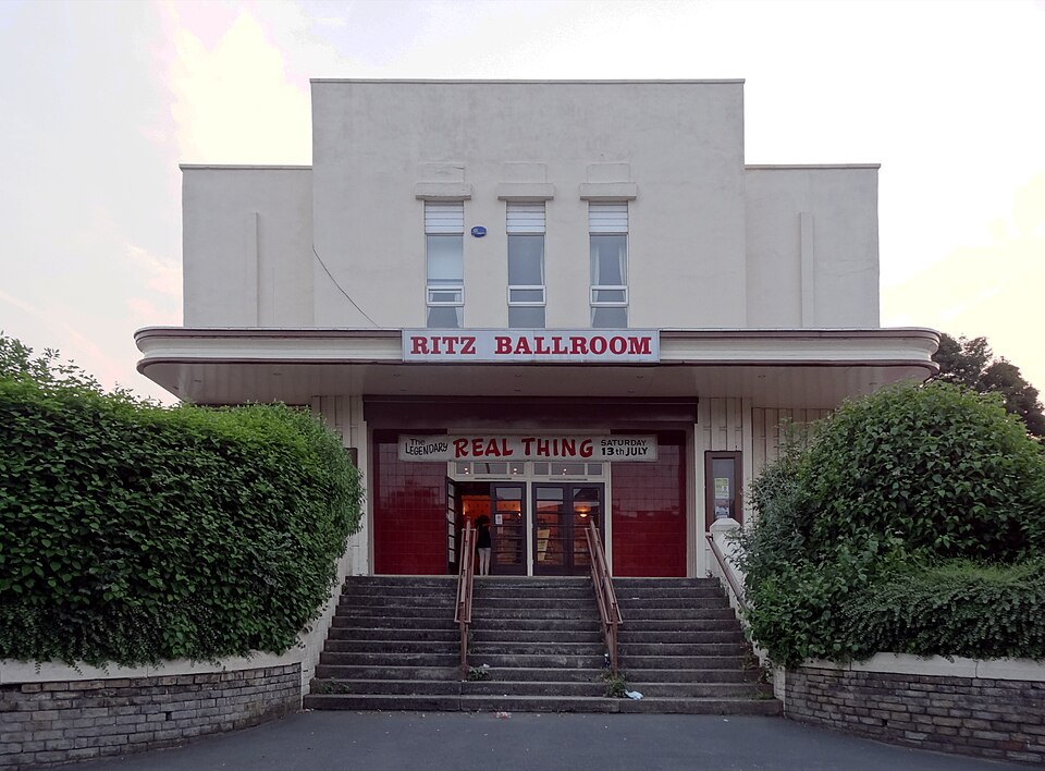 https://upload.wikimedia.org/wikipedia/commons/thumb/2/20/The_Ritz_Ballroom%2C_Brighouse_-_geograph.org.uk_-_6724281.jpg/960px-The_Ritz_Ballroom%2C_Brighouse_-_geograph.org.uk_-_6724281.jpg